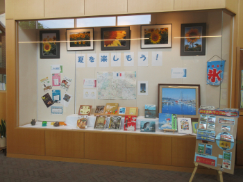 ロビー展示　「夏を楽しもう！」
海　✖　パリ　✖　図書館