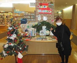 図書館にクリスマスアレンジが届きました